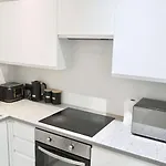 Dream Retreat Luxury Apartment With Super King Bed, Pool Table - Free Parking