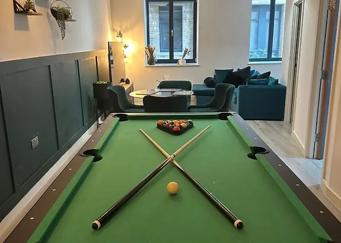 Dream Retreat Luxury Apartment With Super King Bed, Pool Table - Free Parking